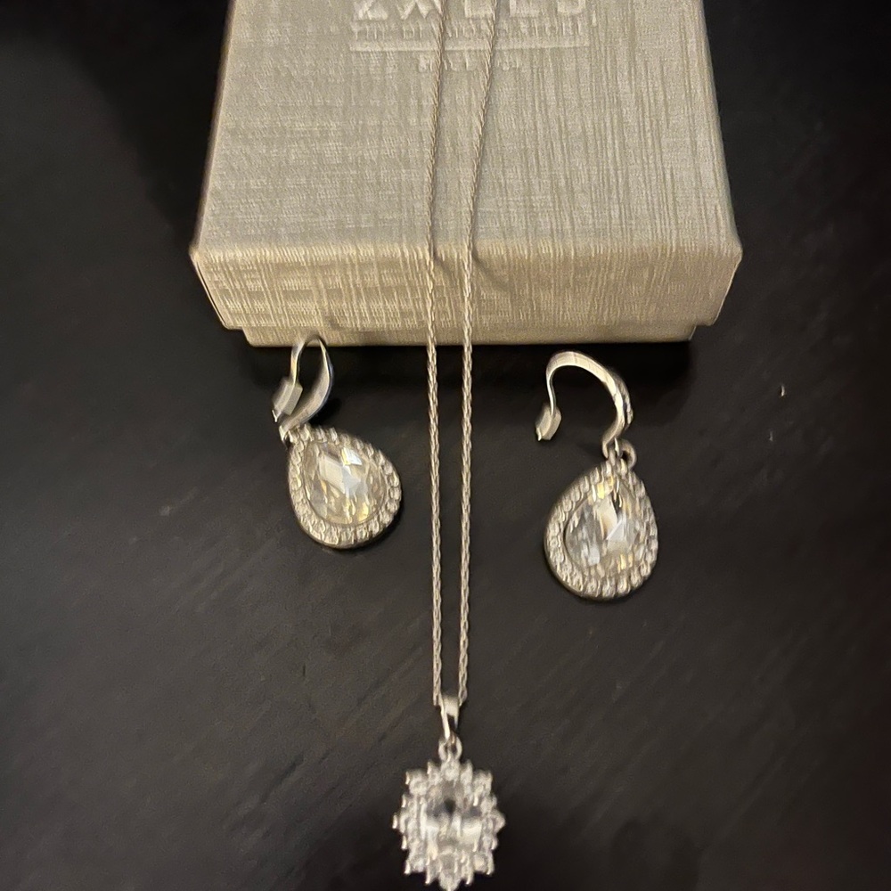 Elegant Silver Jewelry Set with Crystal Accents